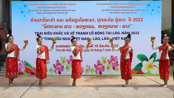 Sculpture and poster camp on Vietnam-Laos relations opens